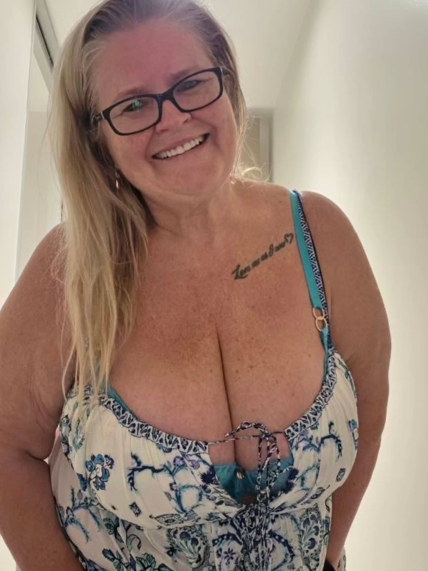 Nicole, 52